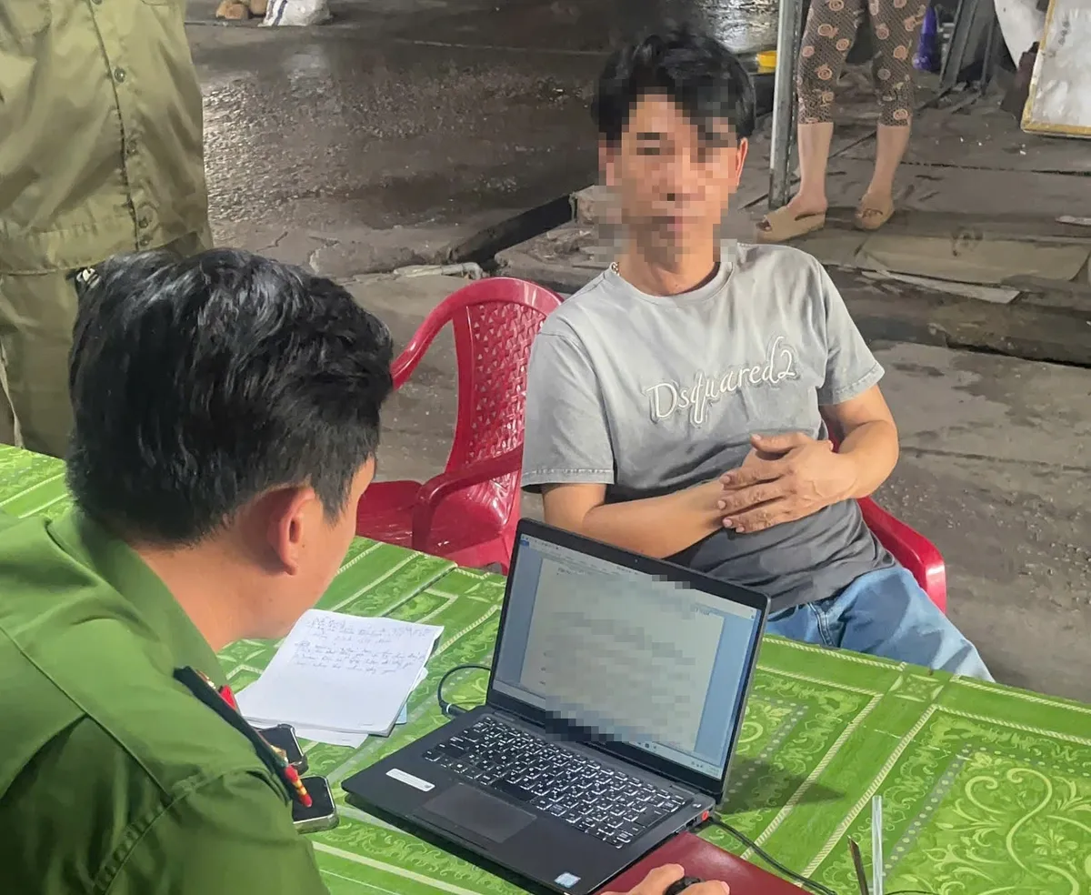 Phát hiện cơ sở livestream bán công cụ kích điện đánh bắt thủy sản, thu giữ hơn 210 bộ kích điện- Ảnh 1. Phát hiện cơ sở livestream bán công cụ kích điện đánh bắt thủy sản, thu giữ hơn 210 bộ kích điện- Ảnh 1.