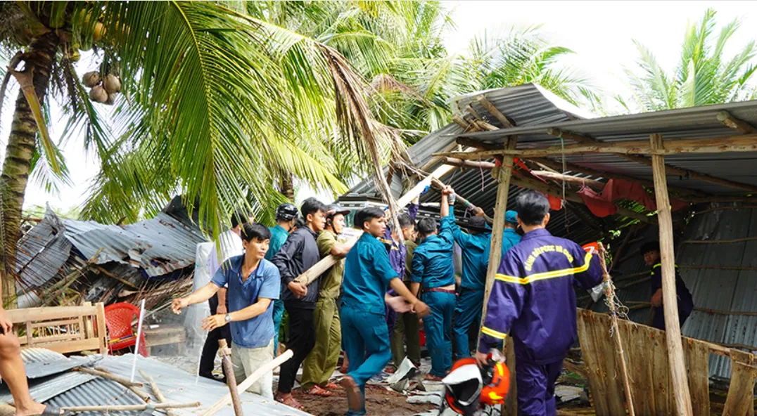 Mưa k&egrave;m d&ocirc;ng, lốc, s&eacute;t l&agrave;m h&agrave;ng chục nh&agrave; d&acirc;n bị tốc m&aacute;i, hư hỏng - Ảnh 1.