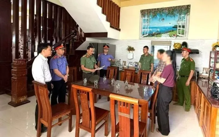Cơ quan An ninh điều tra Công an tỉnh thi hành lệnh bắt bị can để tạm giam đối với ông Nguyễn Văn Đông. Ảnh: Báo Nhân Dân điện tử