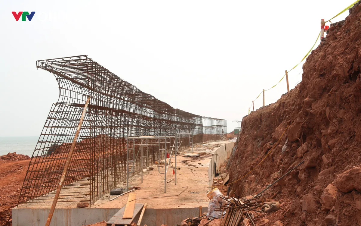 Nghệ An: Tăng tốc thi c&ocirc;ng tường chắn s&oacute;ng ven biển trị gi&aacute; 370 tỷ đồng - Ảnh 1.