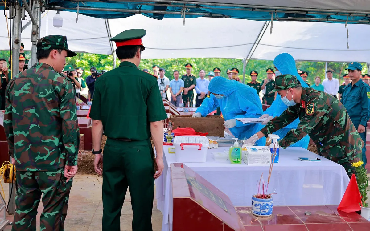 Thực hiện lấy mẫu các mộ chưa xác định được thông tin.