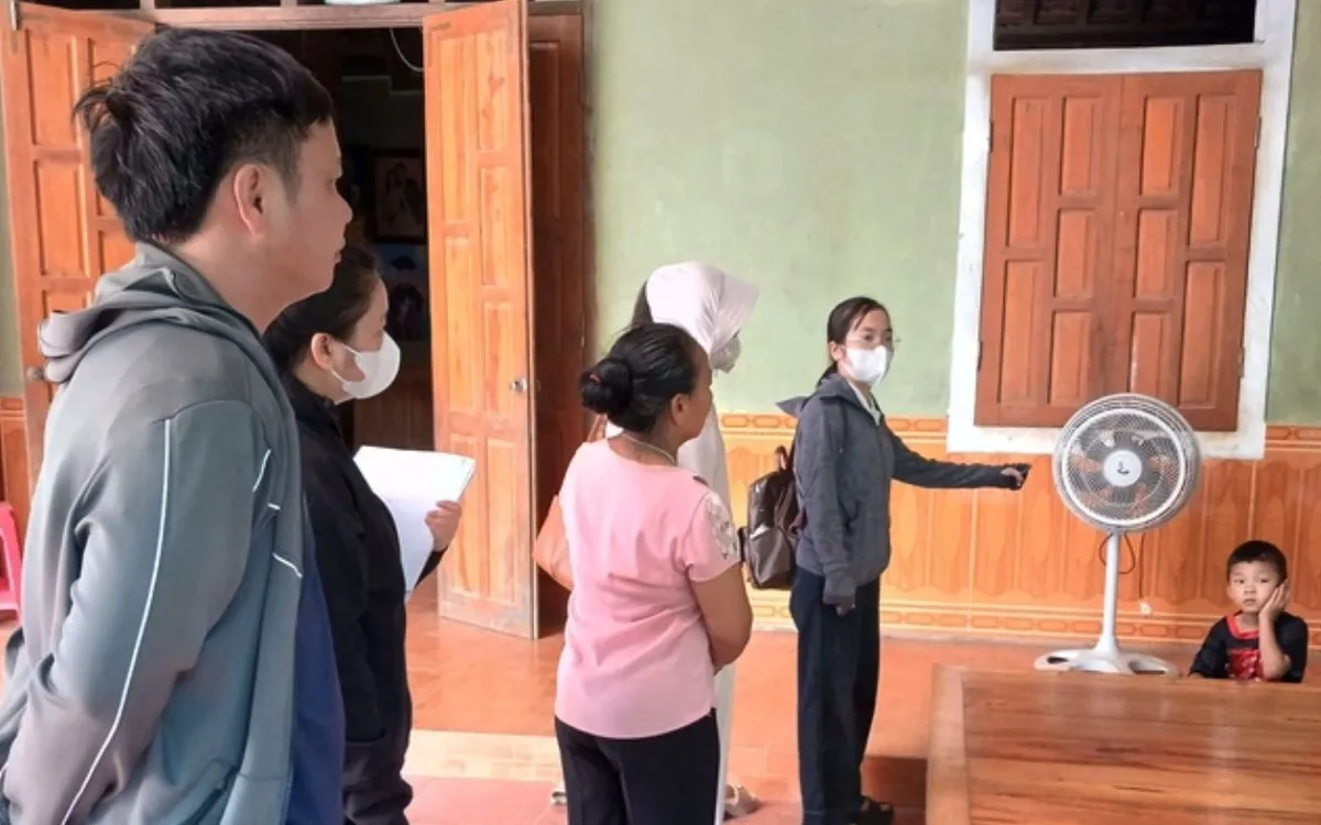 Cán bộ y tế đến hộ dân có liên quan ổ dịch dại xã Mậu Thạch để điều tra dịch tễ, tư vấn và hướng dẫn điều trị dự phòng bệnh dại. 