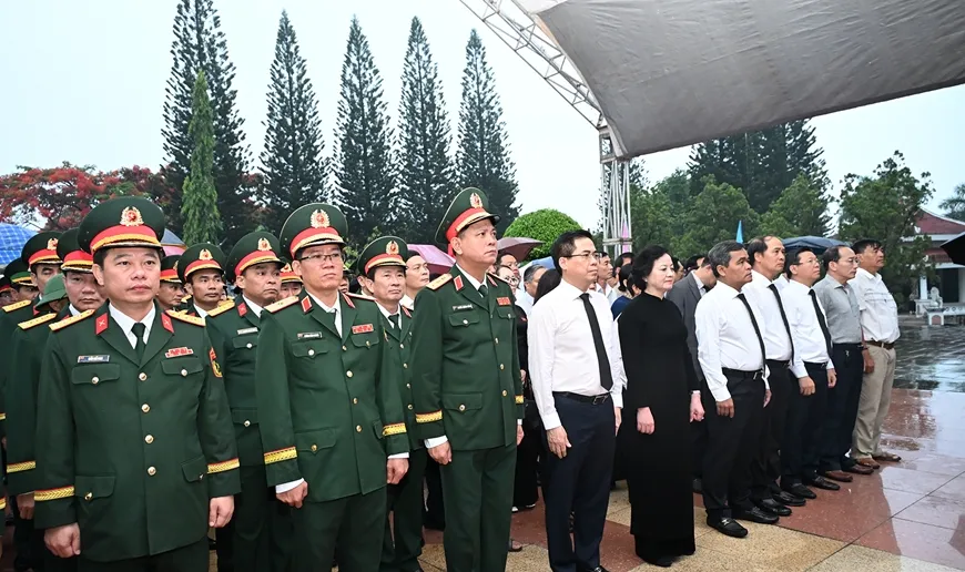 Phó Thủ tướng Phạm Thị Thanh Trà chỉ đạo đẩy mạnh công tác tìm kiếm, quy tập và an táng hài cốt liệt sĩ- Ảnh 1. Phó Thủ tướng Phạm Thị Thanh Trà chỉ đạo đẩy mạnh công tác tìm kiếm, quy tập và an táng hài cốt liệt sĩ- Ảnh 1.