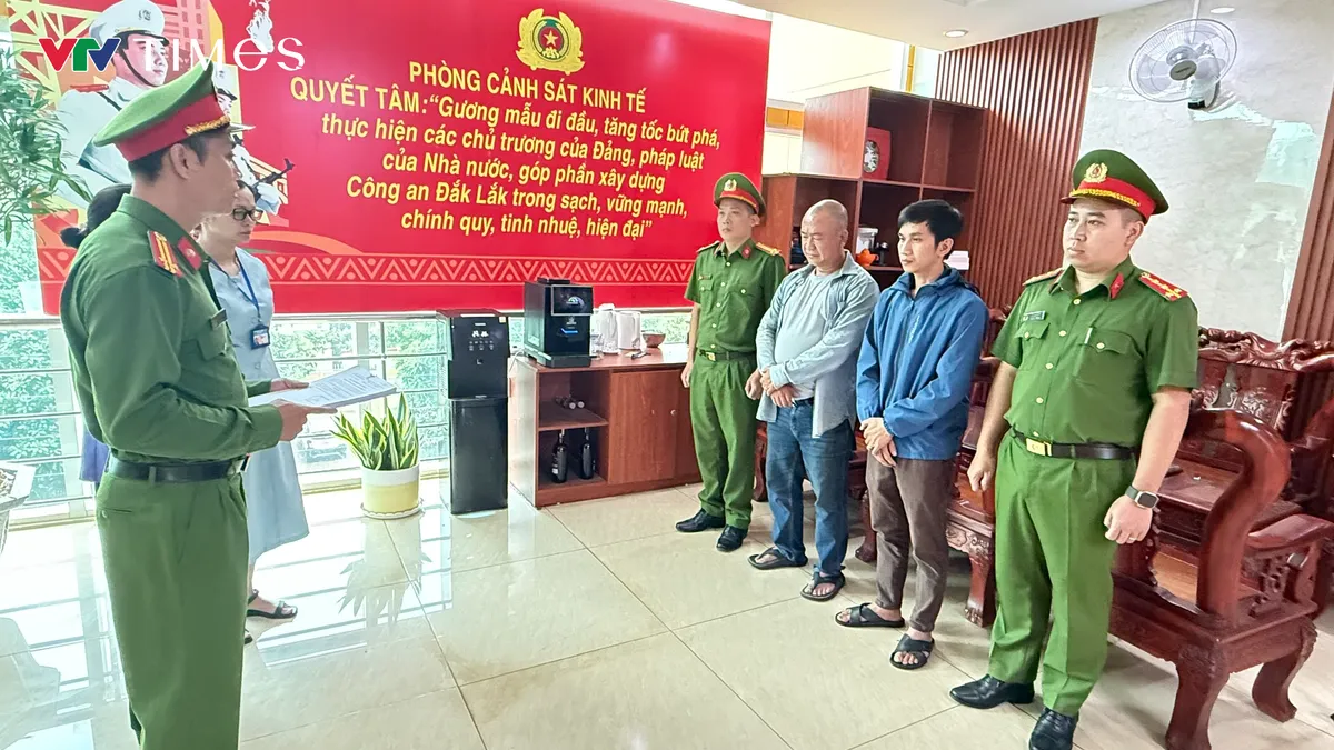 Khởi tố 2 đối tượng bu&ocirc;n b&aacute;n h&agrave;ng giả ở Đắk Lắk- Ảnh 1.