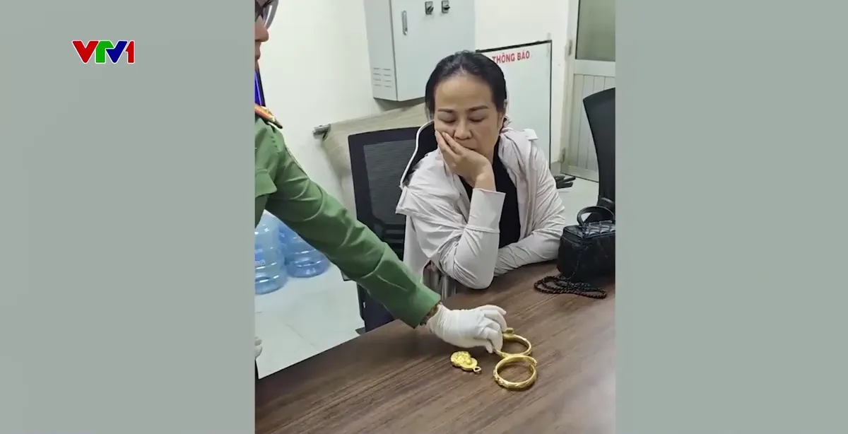 Hơn 2,2kg vàng bị phát hiện trong đường dây buôn lậu xuyên biên giới- Ảnh 2. Hơn 2,2kg vàng bị phát hiện trong đường dây buôn lậu xuyên biên giới- Ảnh 2.