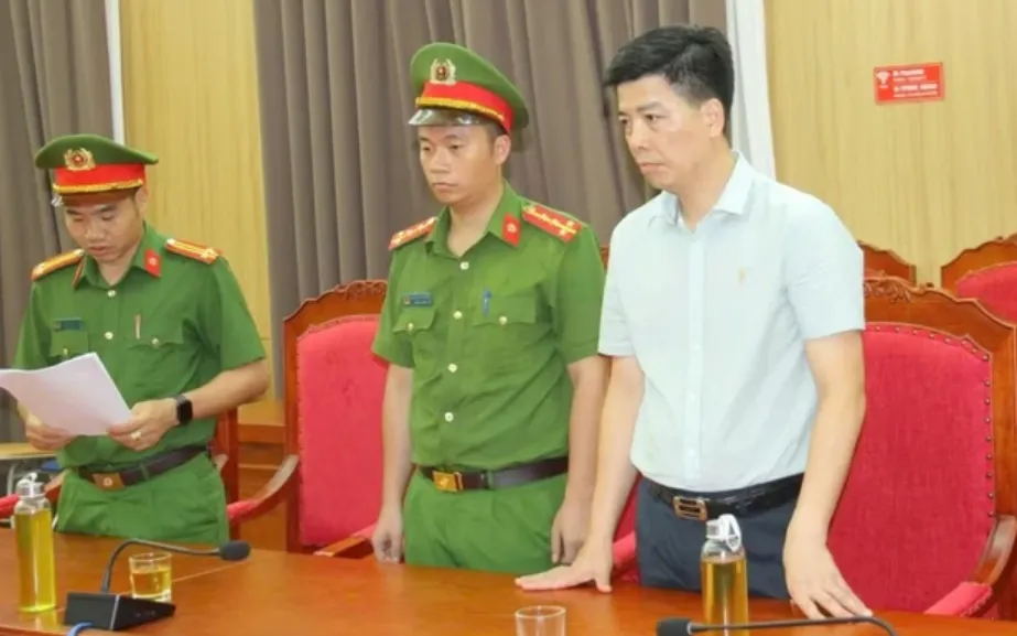 Cơ quan điều tra tống đạt các quyết định đối với bị can Đào Minh Khánh. Ảnh: Công an.