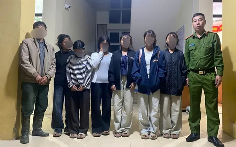 Lực lượng Công an xã Dào San liên hệ với gia đình đến đón các cháu trở về nhà.
