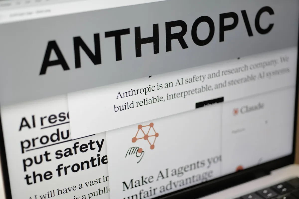 Anthropic kêu gọi làm chậm cuộc đua AI toàn cầu - Ảnh 1.