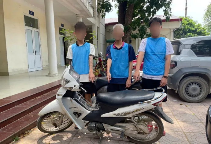 Bắt giữ nhóm thiếu niên manh động dùng “hung khí” cướp xe máy lúc rạng sáng- Ảnh 1. Bắt giữ nhóm thiếu niên manh động dùng “hung khí” cướp xe máy lúc rạng sáng- Ảnh 1.