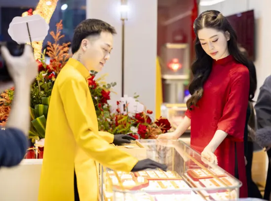 Gi&aacute; v&agrave;ng h&ocirc;m nay (5-6): Giảm về mức thấp nhất kể từ đầu năm- Ảnh 1.