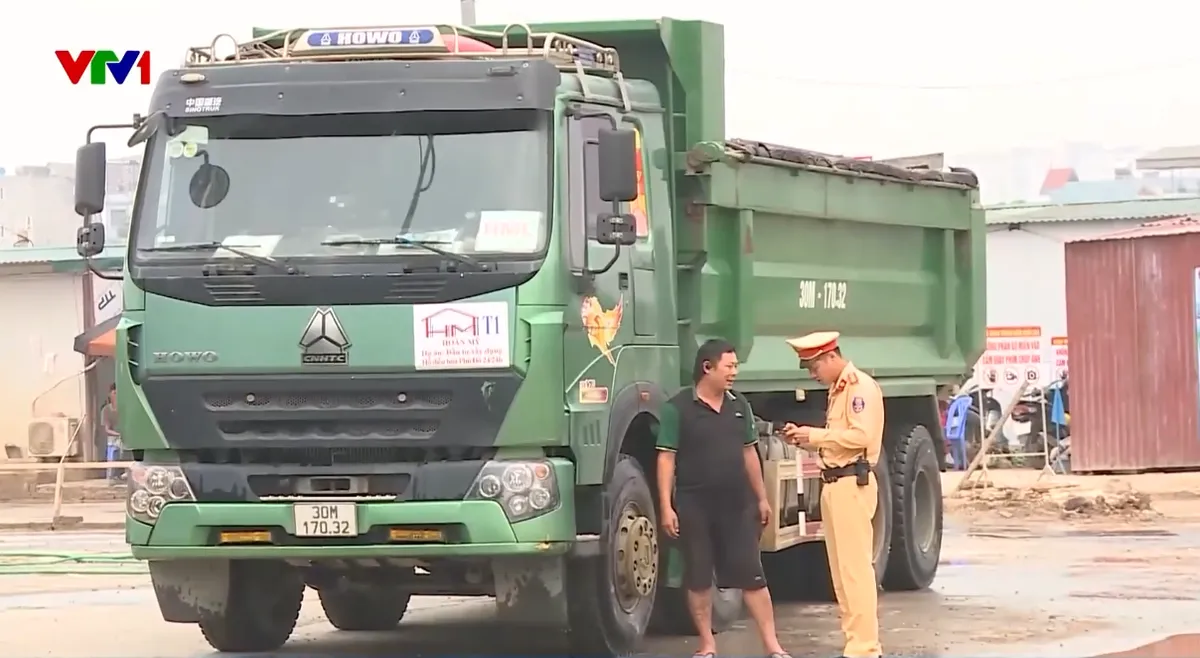 H&agrave; Nội: Xử phạt h&agrave;ng trăm l&aacute;i xe vi phạm cơi nới th&agrave;nh th&ugrave;ng, chở h&agrave;ng qu&aacute; tải trong 2 th&aacute;ng - Ảnh 1.