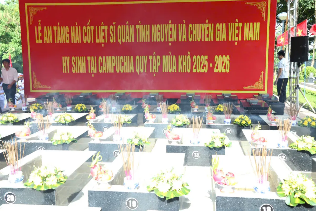 Đắk Lắk truy điệu, an táng 27 hài cốt liệt sĩ quân tình nguyện hy sinh tại Campuchia - Ảnh 7.