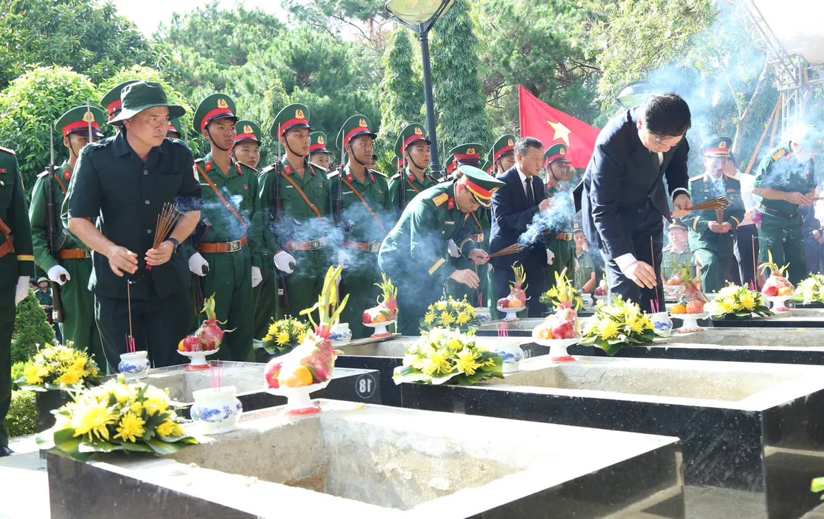 Đắk Lắk truy điệu, an táng 27 hài cốt liệt sĩ quân tình nguyện hy sinh tại Campuchia - Ảnh 6.