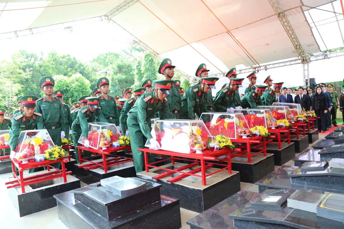 Đắk Lắk truy điệu, an táng 27 hài cốt liệt sĩ quân tình nguyện hy sinh tại Campuchia - Ảnh 3.