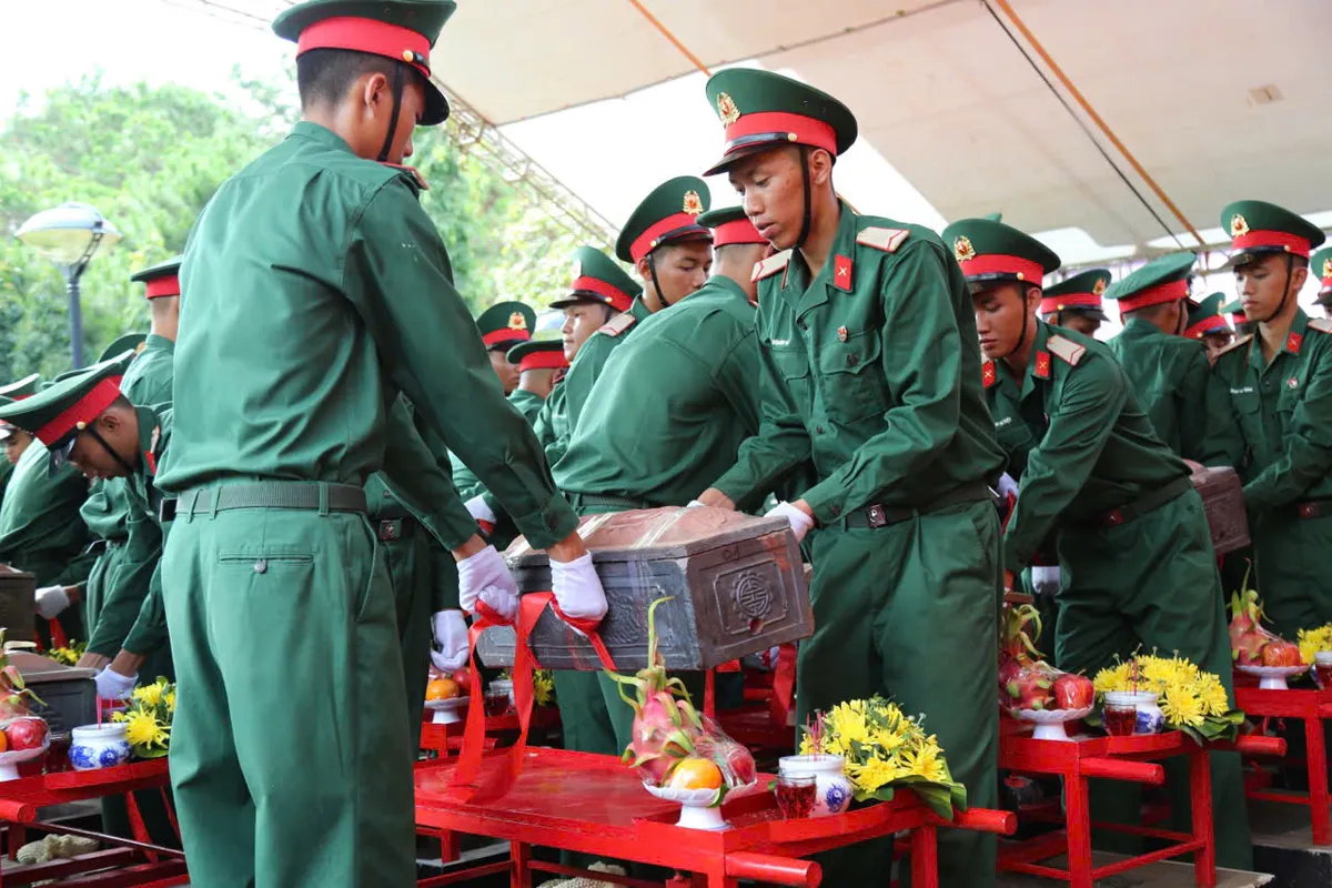 Đắk Lắk truy điệu, an táng 27 hài cốt liệt sĩ quân tình nguyện hy sinh tại Campuchia - Ảnh 4.