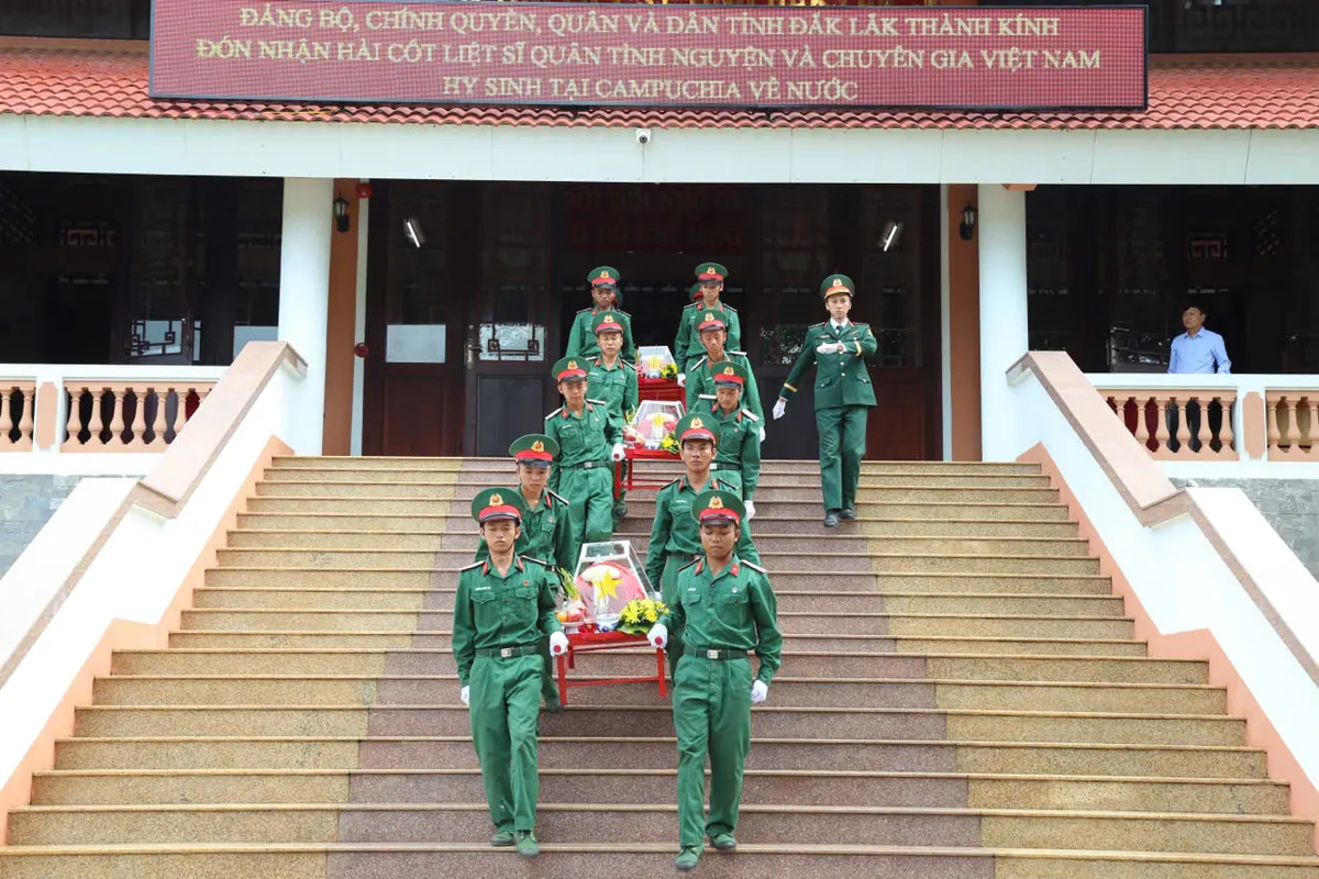 Đắk Lắk truy điệu, an táng 27 hài cốt liệt sĩ quân tình nguyện hy sinh tại Campuchia - Ảnh 5.