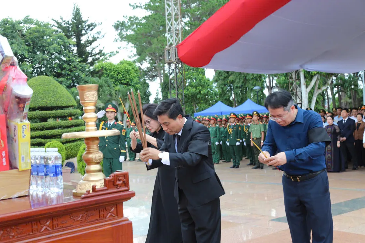 Đắk Lắk truy điệu, an táng 27 hài cốt liệt sĩ quân tình nguyện hy sinh tại Campuchia - Ảnh 2.