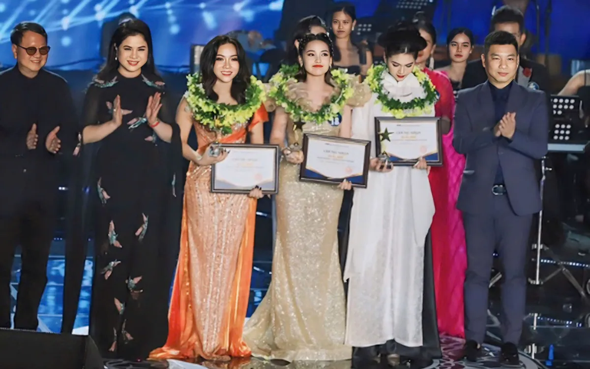 Nhà báo Nguyễn Vọng Ngàn (ngoài cùng bên phải) - Trưởng Ban Văn nghệ, Trưởng Ban tổ chức giải Sao Mai.