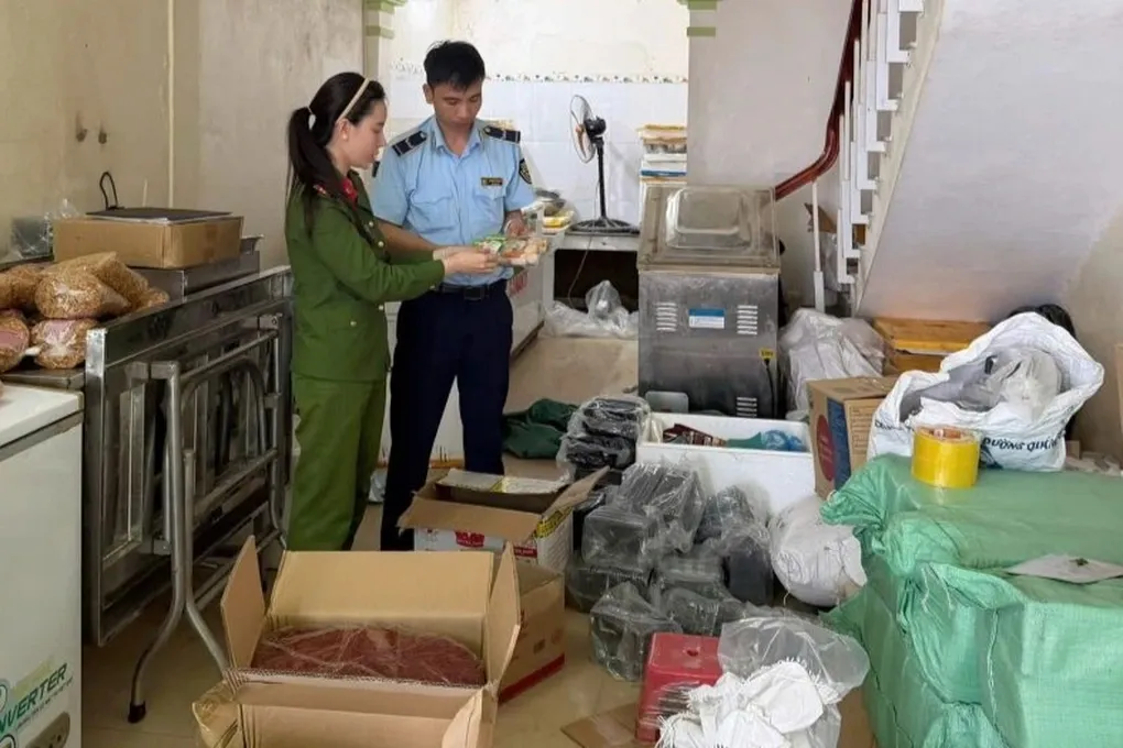 Khởi tố giám đốc doanh nghiệp sản xuất hàng chục nghìn gói "Nem chua rán Hà Nội" giả- Ảnh 1. Khởi tố giám đốc doanh nghiệp sản xuất hàng chục nghìn gói "Nem chua rán Hà Nội" giả- Ảnh 1.
