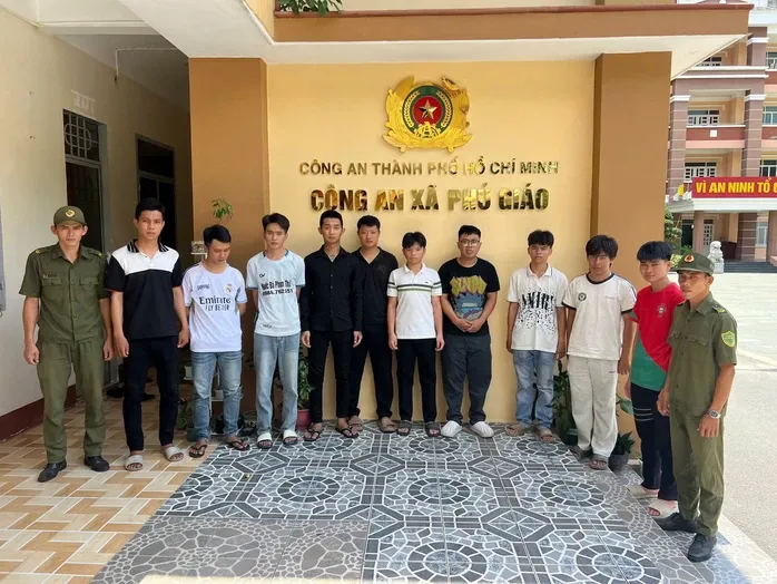 Khởi tố 9 thanh thiếu niên hỗn chiến giữa đêm sau mâu thuẫn trên sân bóng- Ảnh 1. Khởi tố 9 thanh thiếu niên hỗn chiến giữa đêm sau mâu thuẫn trên sân bóng- Ảnh 1.