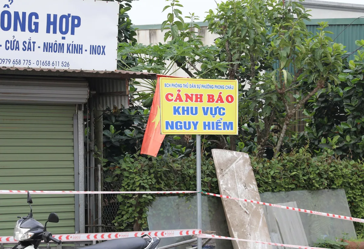 Phú Thọ: Khẩn trương gia cố kè Hà Thạch, bảo vệ đê tả Thao và Quốc lộ 2D - Ảnh 1.