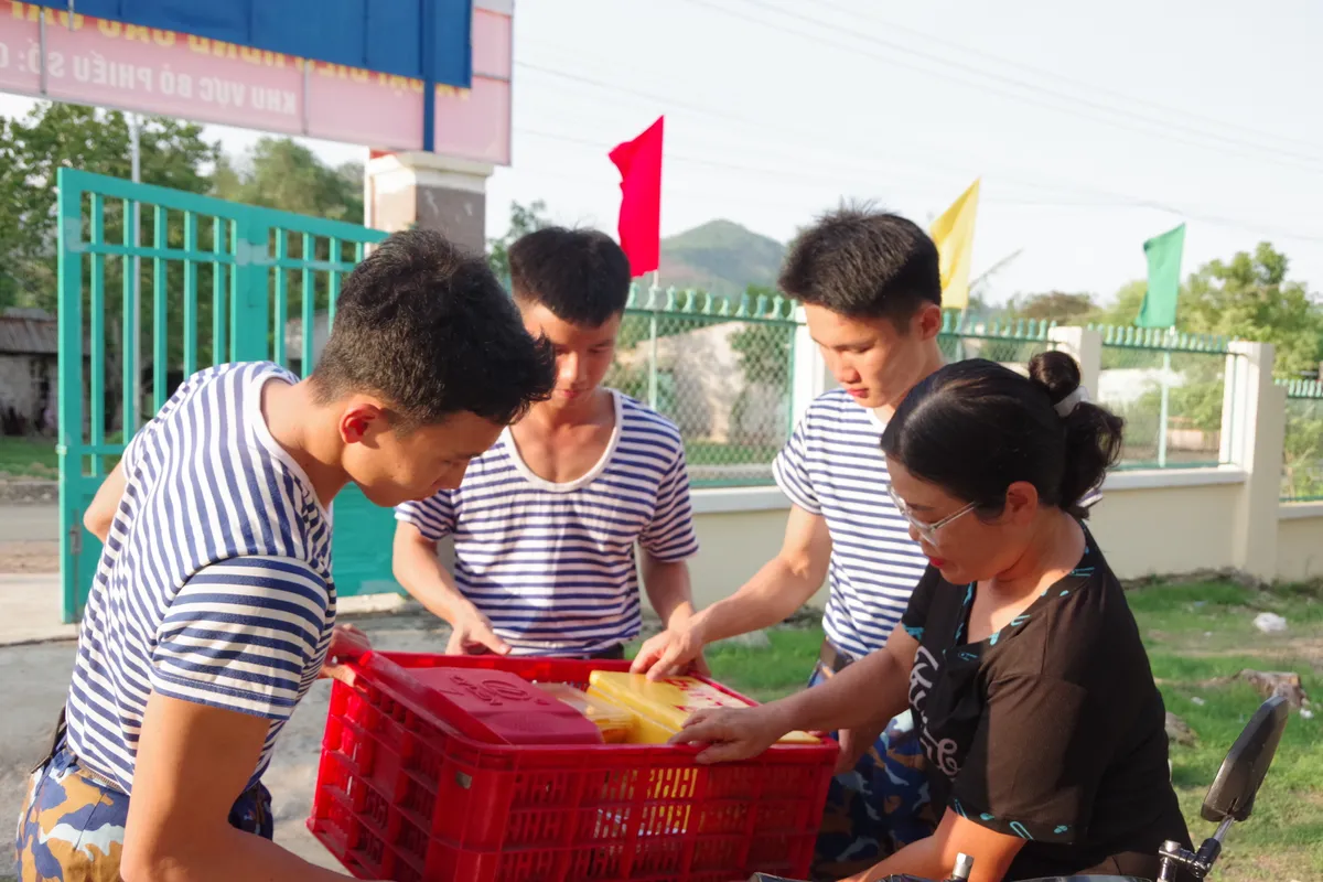 Ấm &aacute;p những bữa cơm nghĩa t&igrave;nh qu&acirc;n d&acirc;n nơi đại ng&agrave;n B&aacute;c &Aacute;i (Kh&aacute;nh H&ograve;a)- Ảnh 2.