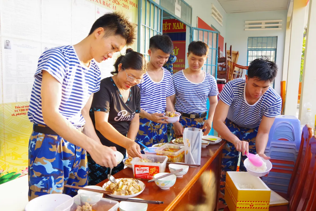 Ấm &aacute;p những bữa cơm nghĩa t&igrave;nh qu&acirc;n d&acirc;n nơi đại ng&agrave;n B&aacute;c &Aacute;i (Kh&aacute;nh H&ograve;a)- Ảnh 1.