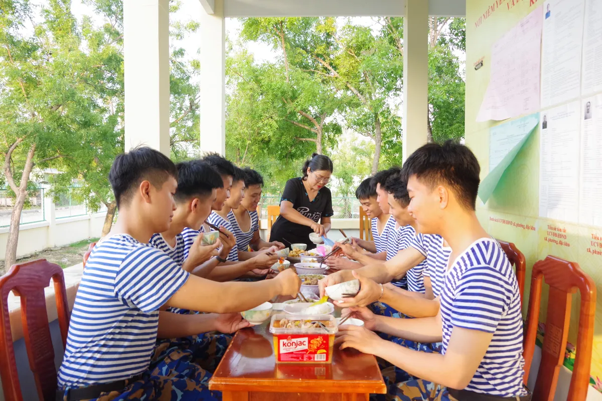 Ấm &aacute;p những bữa cơm nghĩa t&igrave;nh qu&acirc;n d&acirc;n nơi đại ng&agrave;n B&aacute;c &Aacute;i (Kh&aacute;nh H&ograve;a)- Ảnh 6.