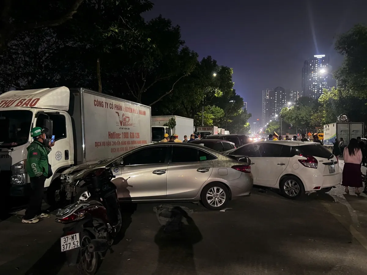 Khởi tố t&agrave;i xế g&acirc;y tai nạn li&ecirc;n ho&agrave;n tr&ecirc;n đường Nguyễn Ch&aacute;nh khiến một người tử vong- Ảnh 2.