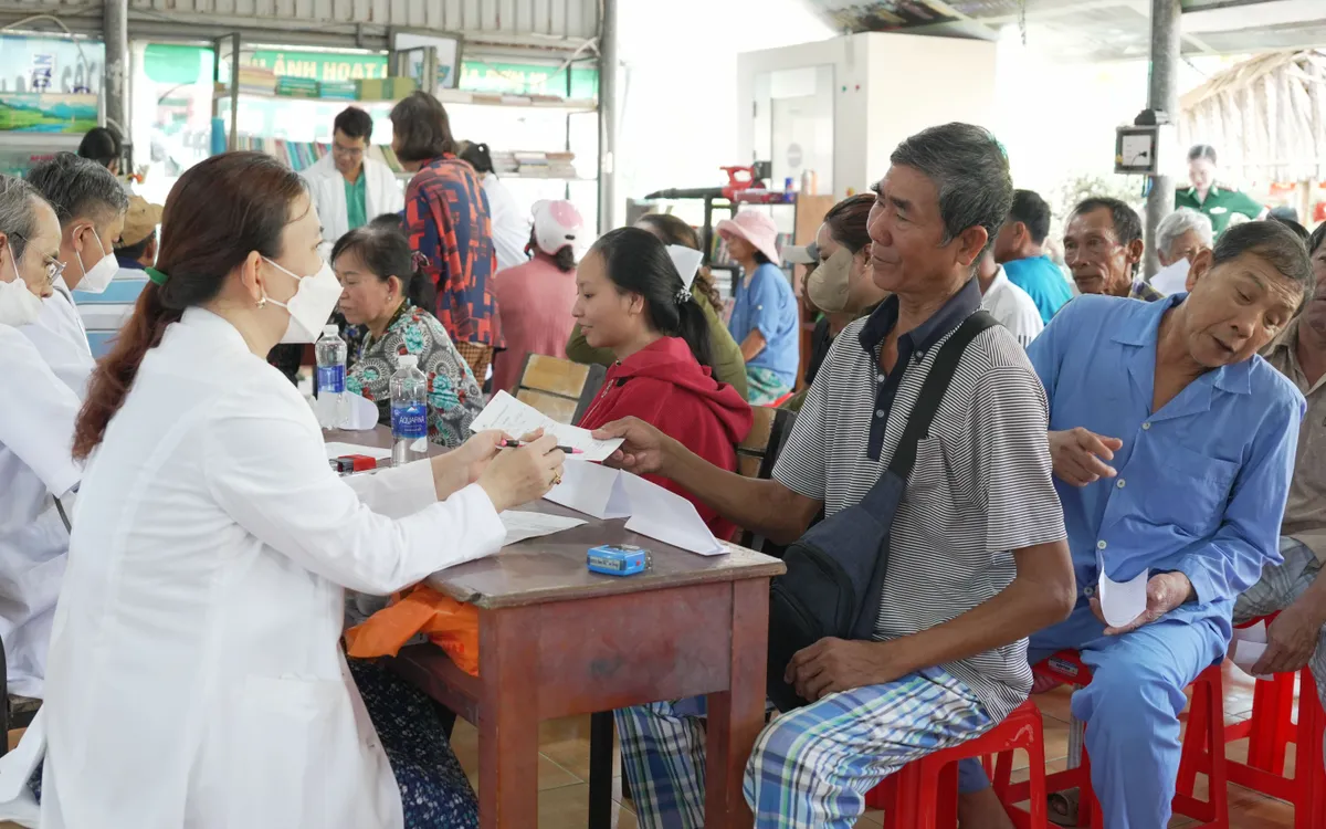 Người dân xã đảo Thạnh An được khám bệnh, tư vấn sức khỏe và nhận thuốc miễn phí tại chương trình.
