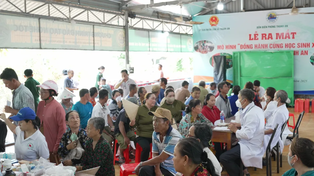 Bộ đội Bi&ecirc;n ph&ograve;ng TP Hồ Ch&iacute; Minh tuy&ecirc;n truyền ph&aacute;p luật, kh&aacute;m bệnh miễn ph&iacute; tại x&atilde; đảo Thạnh An- Ảnh 1.