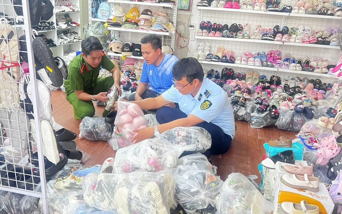 Qua kiểm tra, lực lượng chức năng thu giữ nhiều quần áo, giày dép mang nhãn hiệu nổi tiếng nhưng không rõ nguồn gốc, có dấu hiệu giả mạo hàng hóa được bảo hộ.