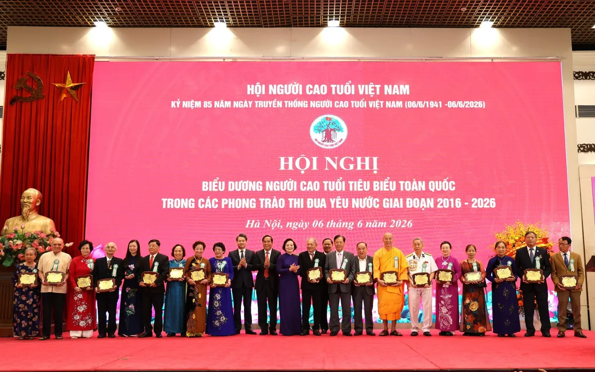 Phó Thủ tướng và các đại biểu chúc mừng người cao tuổi tiêu biểu - Ảnh: VGP/Thu Giang