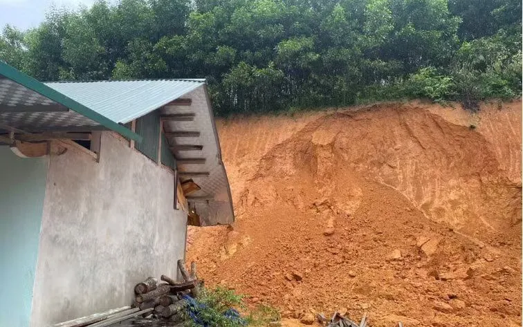 Tỉnh Tuyên Quang di dời khẩn cấp nhiều hộ dân ra khỏi vùng sạt lở.