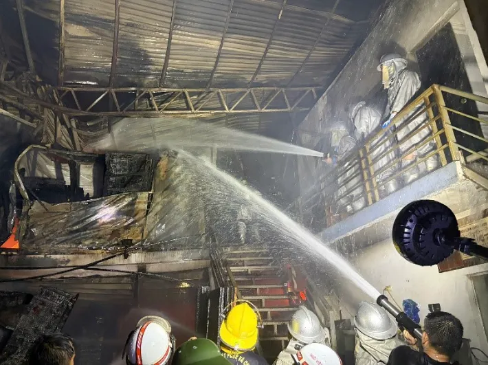 Hà Nội: Cháy nhà xưởng rộng 120m2 tại làng nghề Liên Hà- Ảnh 2. Hà Nội: Cháy nhà xưởng rộng 120m2 tại làng nghề Liên Hà- Ảnh 2.