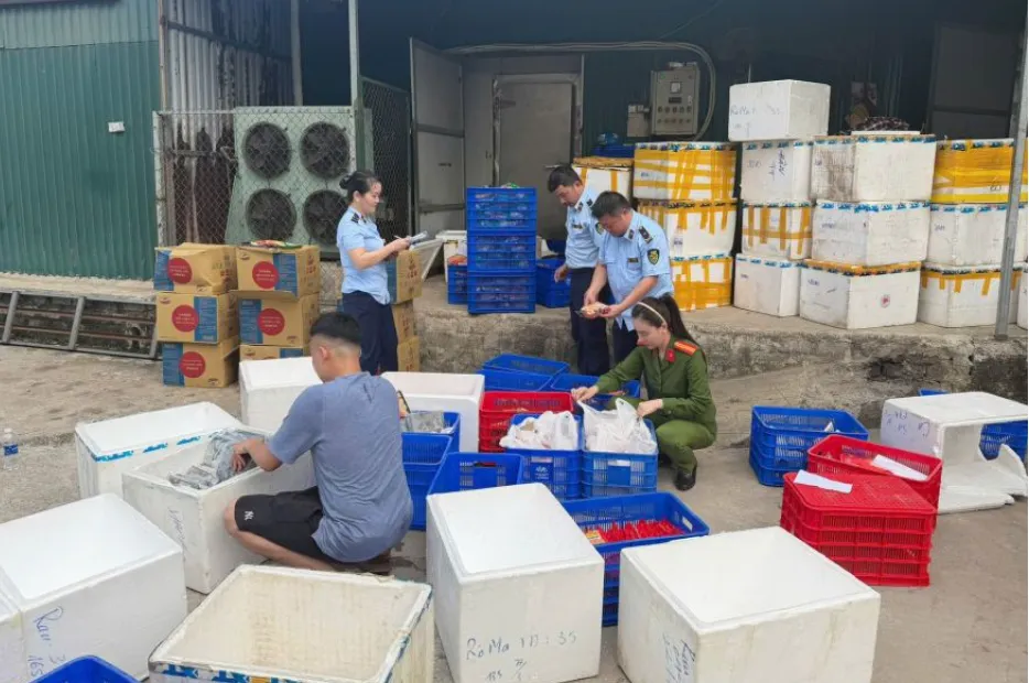 Phát hiện cơ sở tự in nhãn mác, sản xuất “Nem chua rán Hà Nội” giả quy mô lớn- Ảnh 2. Phát hiện cơ sở tự in nhãn mác, sản xuất “Nem chua rán Hà Nội” giả quy mô lớn- Ảnh 2.