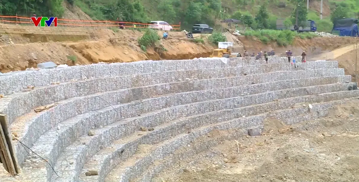 Khắc phục xong 16 điểm sạt lở trên Quốc lộ 3 trong tháng 6 - Ảnh 1.
