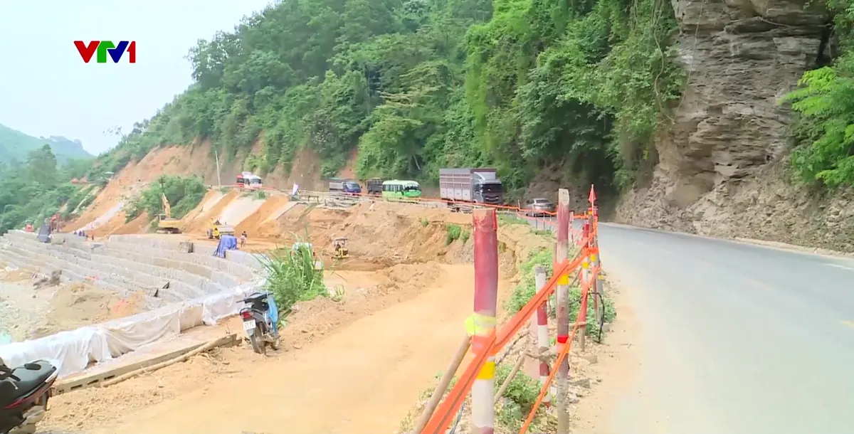 Khắc phục xong 16 điểm sạt lở trên Quốc lộ 3 trong tháng 6 - Ảnh 2.