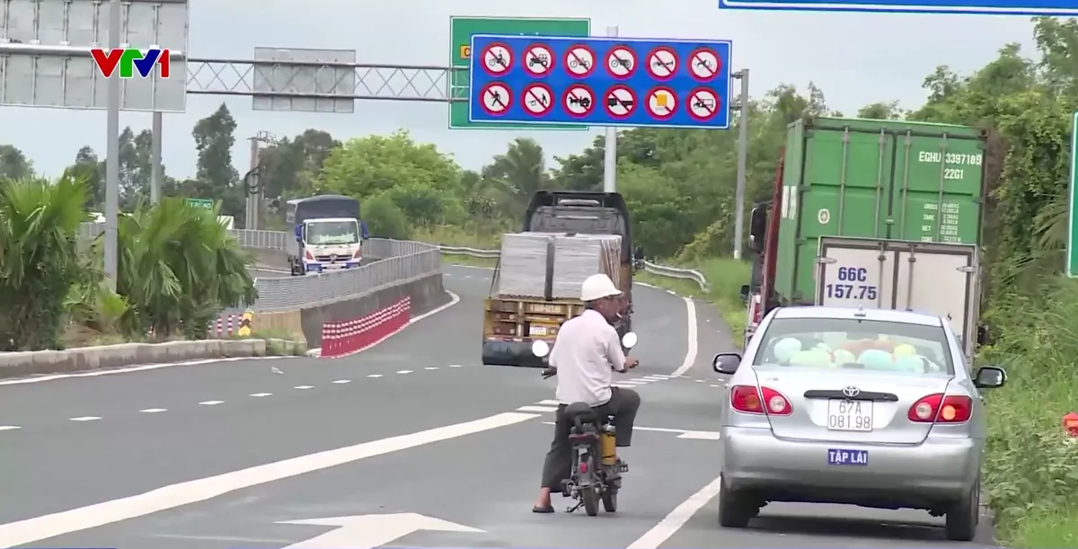 Xử lý tình trạng xe máy đi vào tuyến Lộ Tẻ - Rạch Sỏi - Ảnh 2.