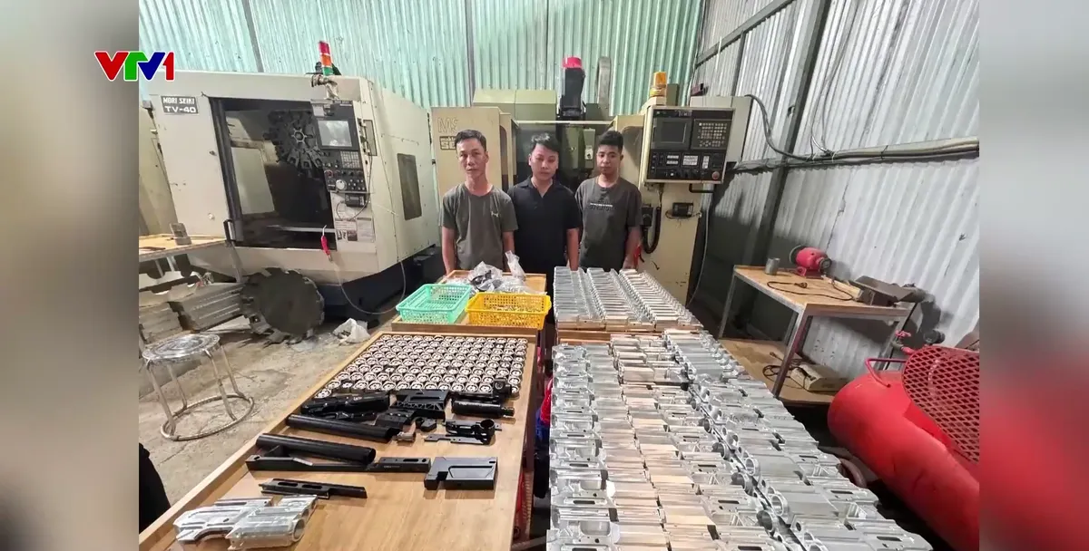 Triệt phá đường dây sản xuất vũ khí quân dụng quy mô lớn, thu giữ gần 200 linh kiện súng- Ảnh 2. Triệt phá đường dây sản xuất vũ khí quân dụng quy mô lớn, thu giữ gần 200 linh kiện súng- Ảnh 2.