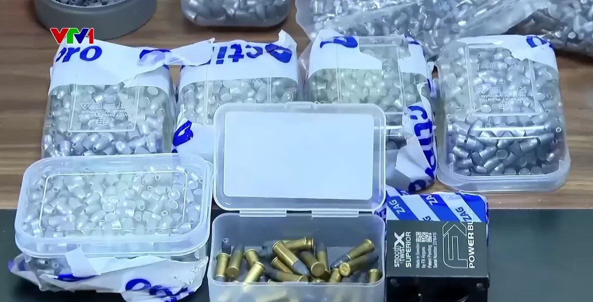 Triệt phá đường dây sản xuất vũ khí quân dụng quy mô lớn, thu giữ gần 200 linh kiện súng- Ảnh 3. Triệt phá đường dây sản xuất vũ khí quân dụng quy mô lớn, thu giữ gần 200 linh kiện súng- Ảnh 3.