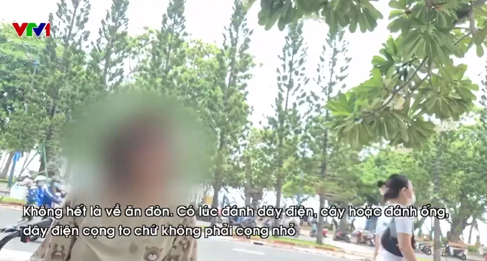 Những đứa trẻ bán hoa quả đến 2 giờ sáng và nỗi sợ không bán hết hàng - Ảnh 2.