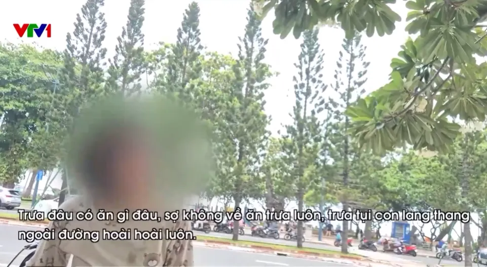 Những đứa trẻ bán hoa quả đến 2 giờ sáng và nỗi sợ không bán hết hàng - Ảnh 3.