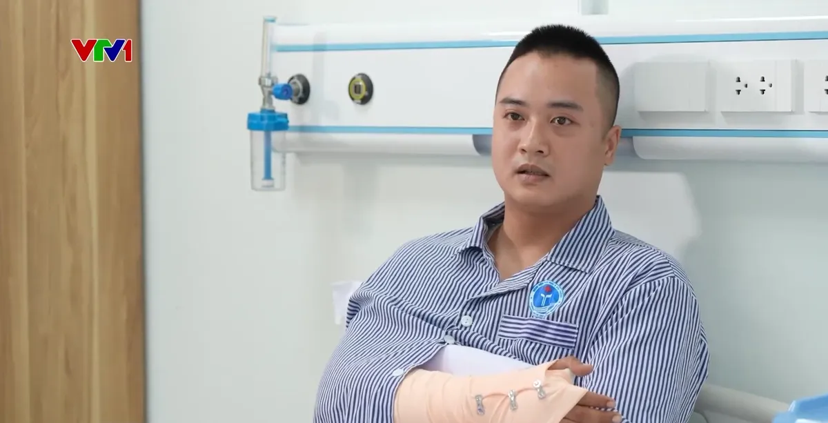 Thợ sửa xe lao v&agrave;o cứu người, viết n&ecirc;n c&acirc;u chuyện đẹp giữa đời thường - Ảnh 2.