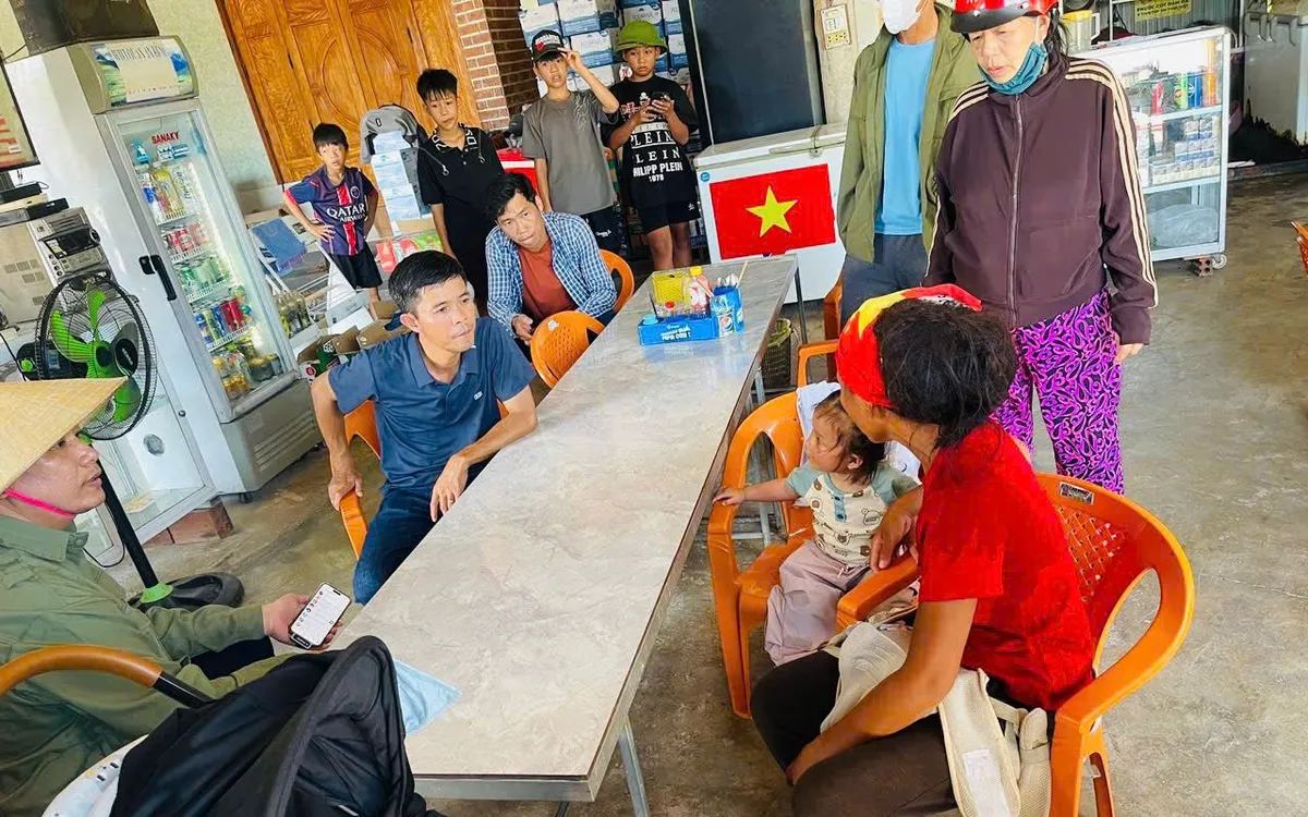 Sau nhiều ngày đi bộ giữa thời tiết khắc nghiệt, người mẹ đã đồng ý trở về quê nhờ sự hỗ trợ và vận động của chính quyền địa phương.