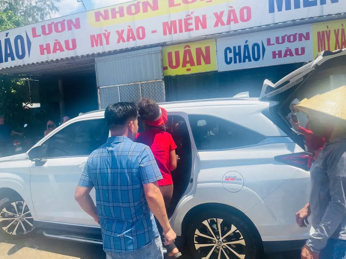 Công an vận động thành công người mẹ dừng hành trình đi bộ xuyên Việt cùng hai con nhỏ - Ảnh 1.