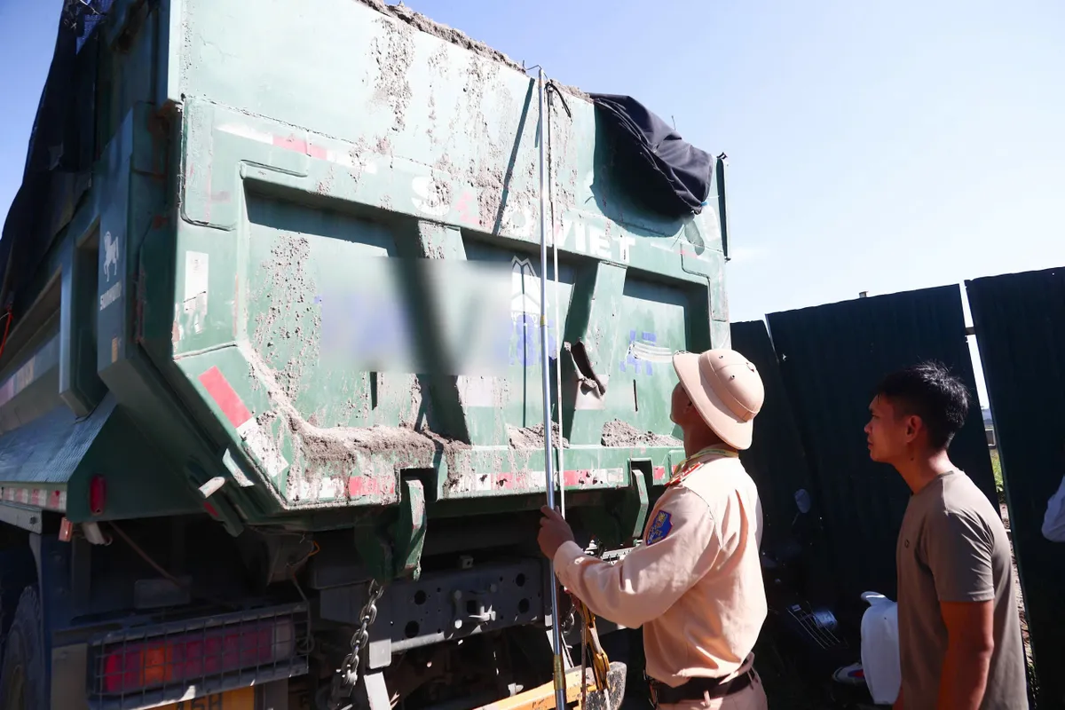 H&agrave; Nội xử l&yacute; hơn 1.600 xe tải, xe đầu k&eacute;o vi phạm trong 20 ng&agrave;y - Ảnh 1.