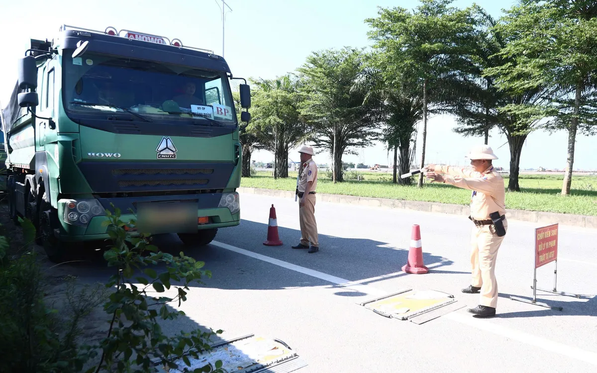 Tổ công tác kiểm tra tải trọng phương tiện có dấu hiệu vi phạm.