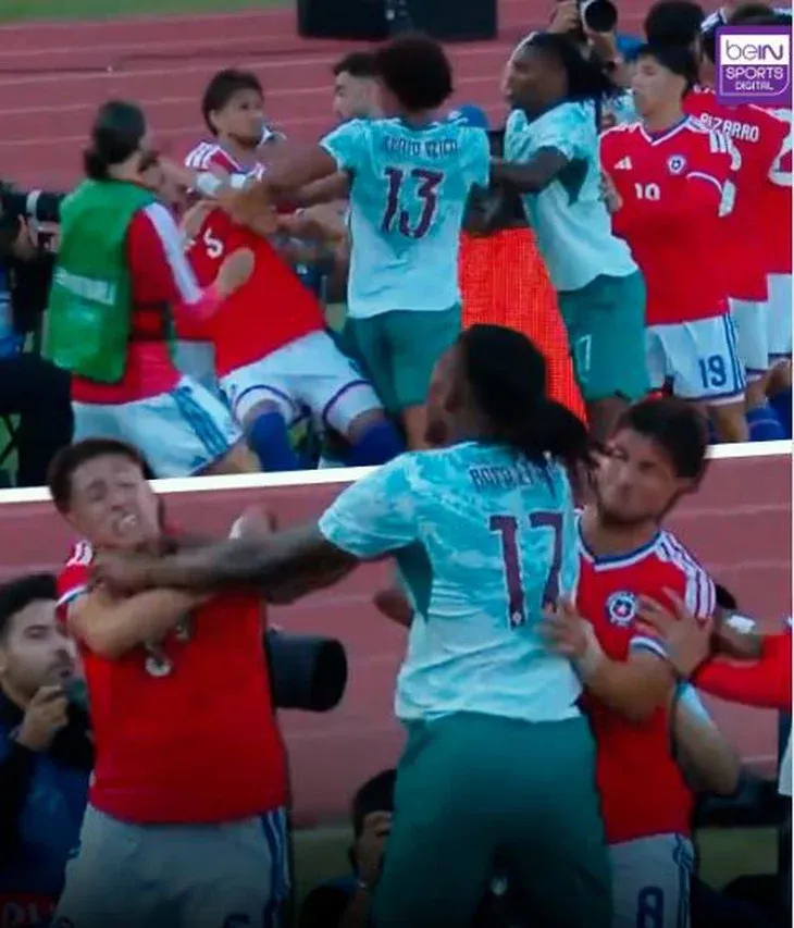 Rafael Leao nhận thẻ đỏ vì tát đối thủ, đối mặt nguy cơ lỡ World Cup 2026- Ảnh 1. Rafael Leao nhận thẻ đỏ vì tát đối thủ, đối mặt nguy cơ lỡ World Cup 2026- Ảnh 1.