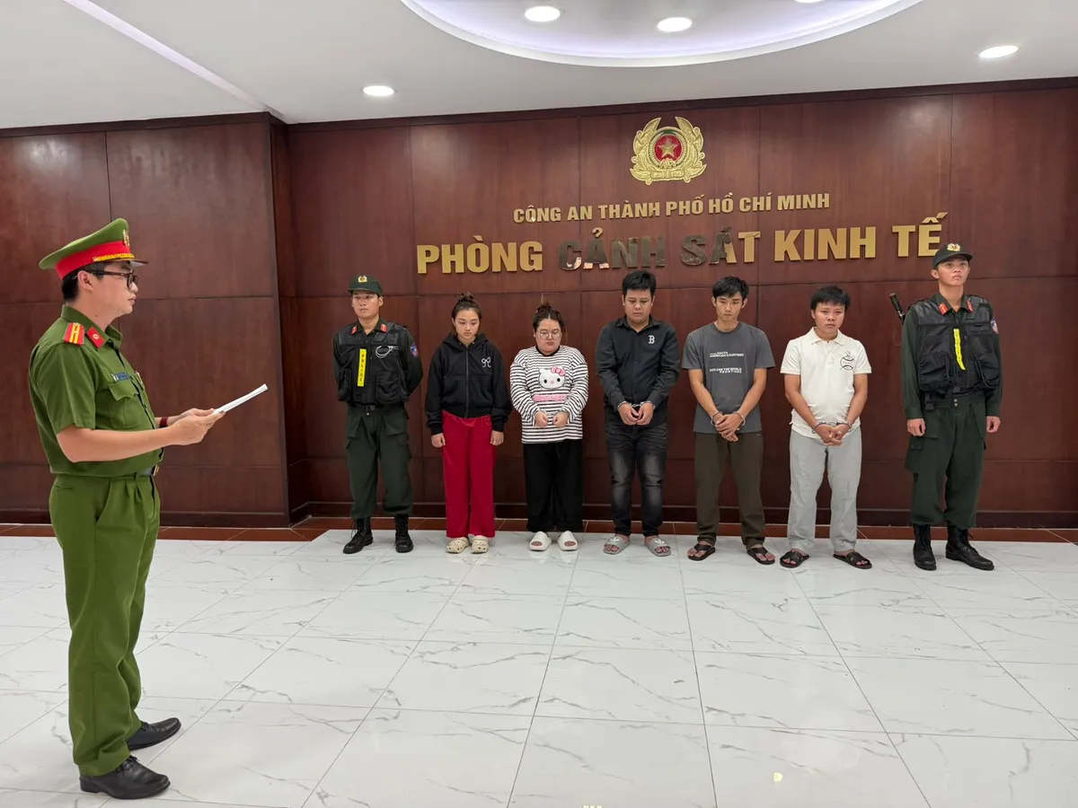TP.HCM triệt phá đường dây sản xuất hơn 23.000 đôi dép giả thương hiệu nổi tiếng- Ảnh 1. TP.HCM triệt phá đường dây sản xuất hơn 23.000 đôi dép giả thương hiệu nổi tiếng- Ảnh 1.